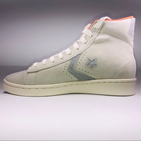 Converse Bugs Bunny’s Pro Leather Hi Ivory Sneaker - Picture 3 of 13